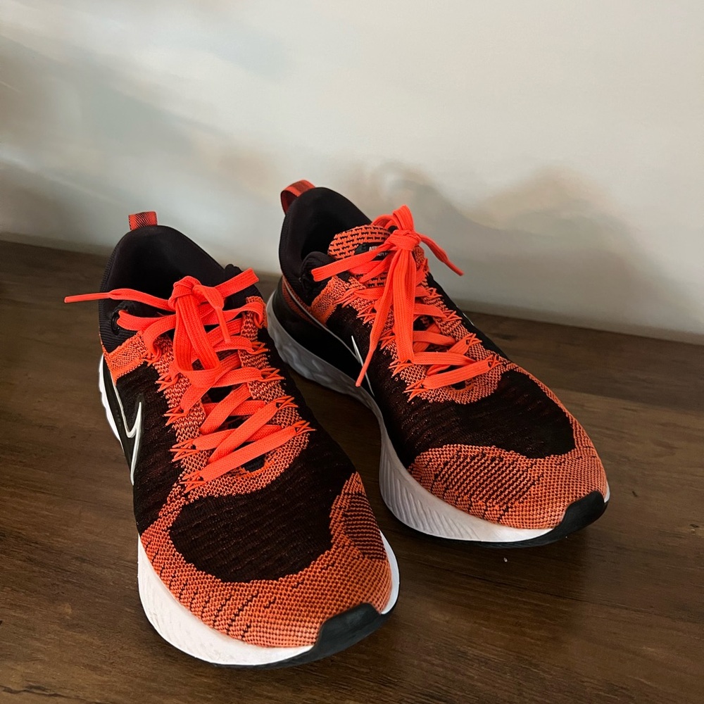Nike Men's Black and Orange Sneakers
